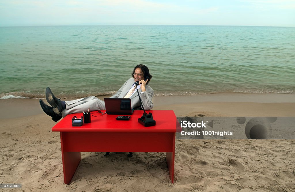 Hombre de negocios trabajando en la playa - Foto de stock de 35-39 años libre de derechos