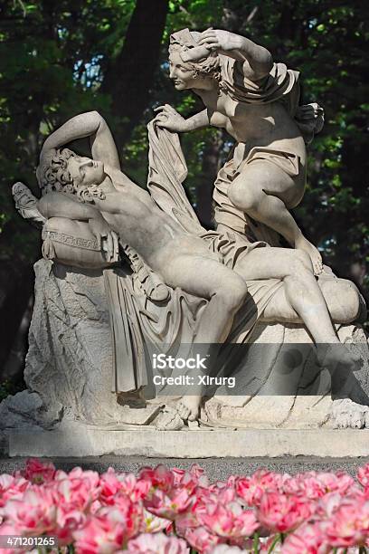 Psique E Escultura De Cupido De Jardim De Verão São Petersburgo - Fotografias de stock e mais imagens de Cupido