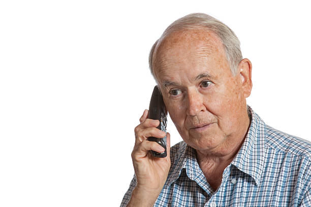 senior hombre en teléfono - cordless phone telephone landline phone telephone receiver fotografías e imágenes de stock