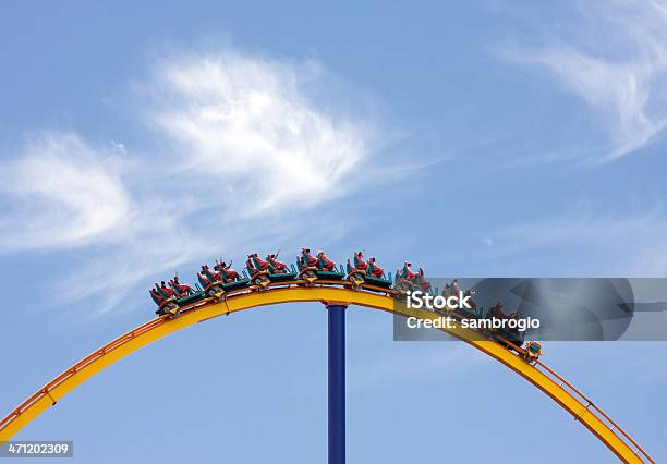 Montaña Rusa Foto de stock y más banco de imágenes de Montaña rusa - Montaña rusa, Personas, Atracción de feria