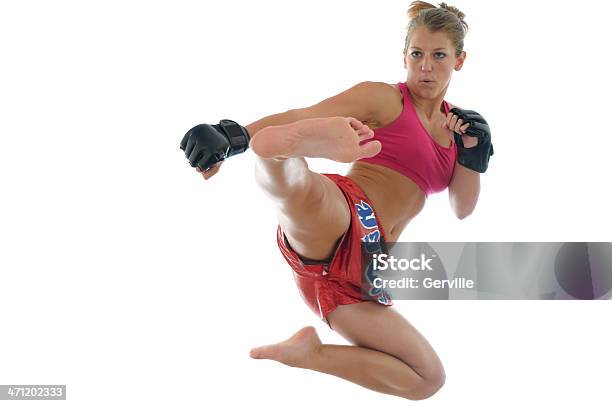 Foto de Mulher Realizando Um Voando Lado Chute e mais fotos de stock de Adulto - Adulto, Artes Marciais, Boxe Tailandês