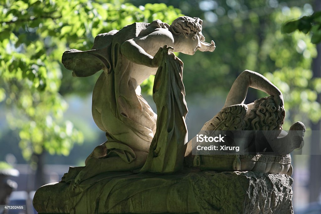 Escultura de Psyche e Cupid no jardim de verão (St. Petersburg - Foto de stock de Cupido royalty-free