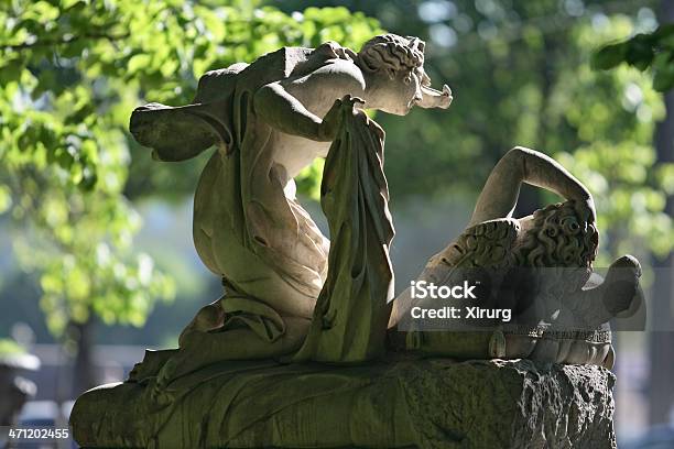 Foto de Escultura De Psyche E Cupid No Jardim De Verão St Petersburg e mais fotos de stock de Cupido