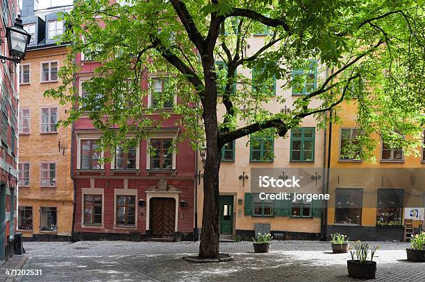 Old Town En Estocolmo Suecia Foto de stock y más banco de imágenes de Adoquinado - Adoquinado, Amarillo - Color, Arquitectura exterior