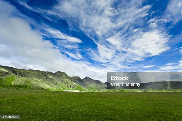 Исландия Свежий Зеленый Пейзаж — стоковые фотографии и другие картинки Исландия - Исландия, Равнина, Возвышенность