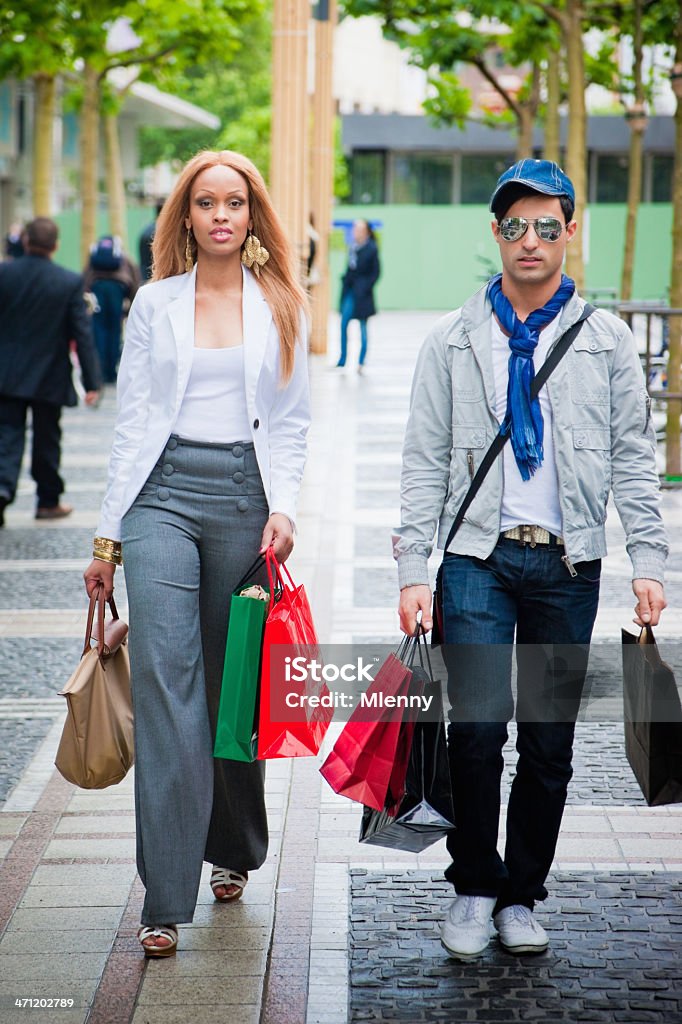 Shopping couple marchant dans les rues de la ville - Photo de Grand groupe d'objets libre de droits