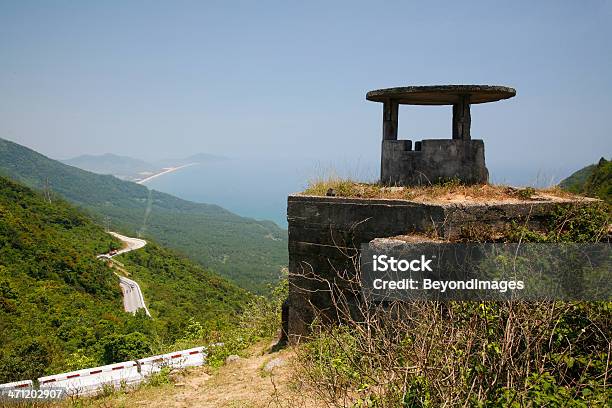 Photo libre de droit de Armée Américaine Bunker Hai Van Pass banque d'images et plus d'images libres de droit de Col de montagne - Col de montagne, Abri anti-bombe, Armée