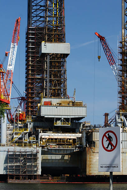 óleo de admissão - crane oil well derrick crane floating oil production platform imagens e fotografias de stock