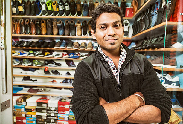 giovane uomo vendita di scarpe in un centro commerciale - consumerism indian ethnicity india delhi foto e immagini stock