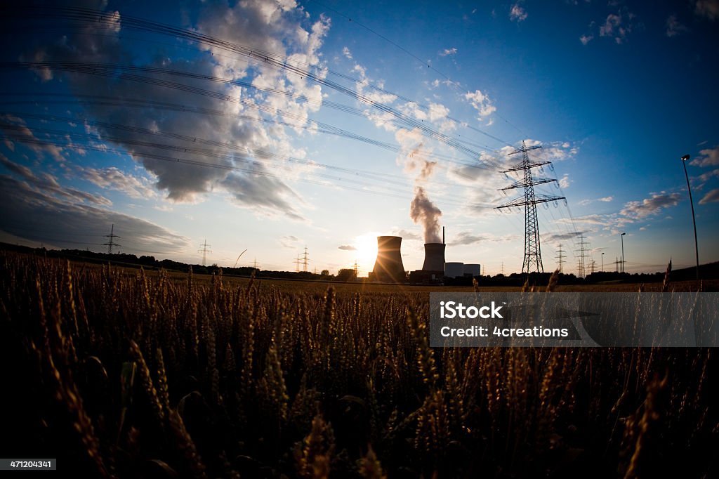 Kernkraftwerk auf Sonnenuntergang - Lizenzfrei AKW-Reaktorbereich Stock-Foto