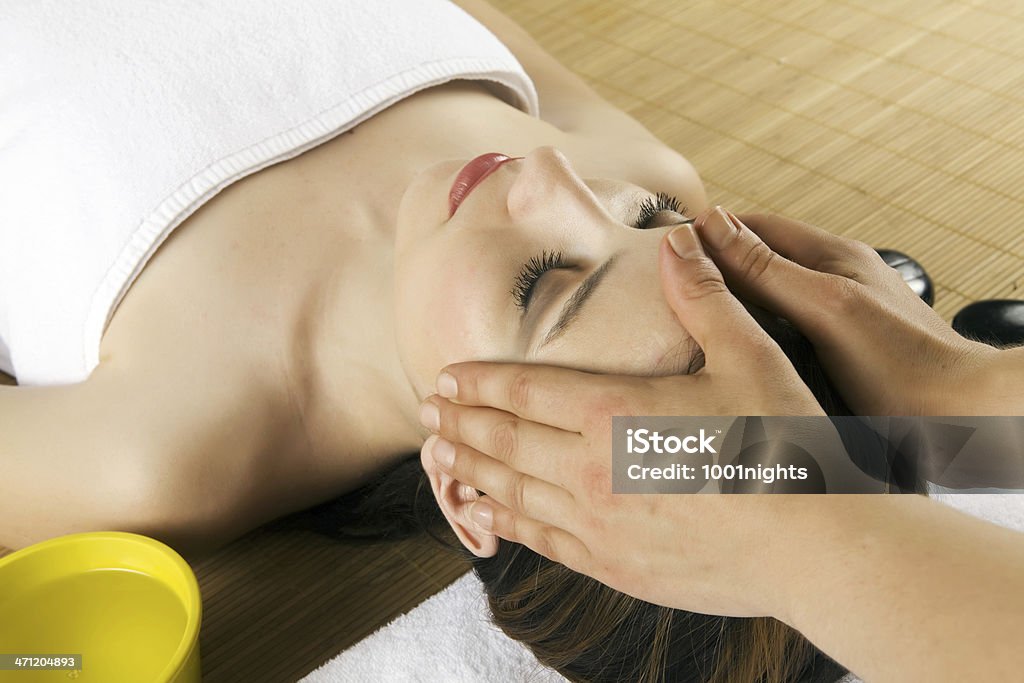 Masaje de cabeza - Foto de stock de Acostado libre de derechos