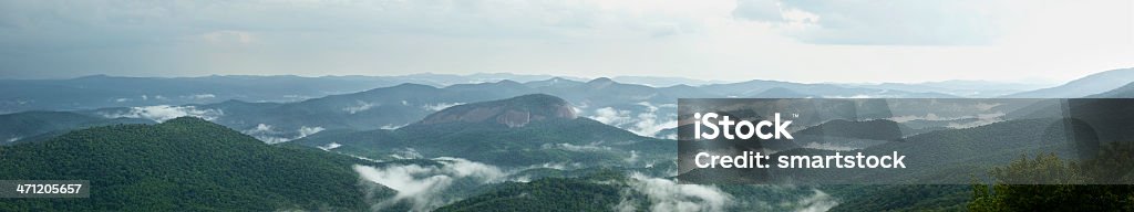 Nevoeiro se de vales após a chuva no sul da Appalachian Mountains - Foto de stock de Appalachia royalty-free