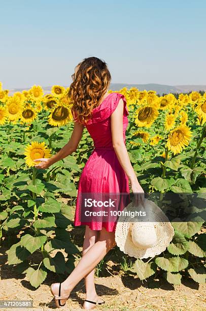 Entspannung Mit Sonnenblumen Stockfoto und mehr Bilder von Eine Frau allein - Eine Frau allein, Gehen, Kleid
