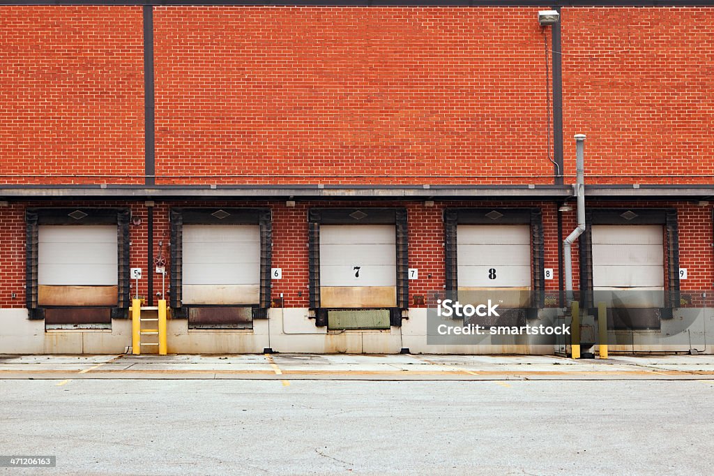 Grungy Cais de Embarque portas em armazém de fábrica abandonada - Royalty-free Cais de Embarque Foto de stock