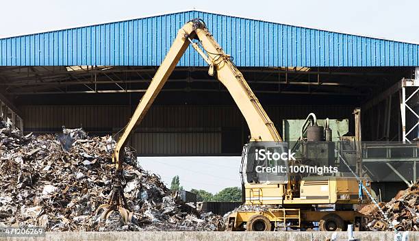 Reciclado De Coches Foto de stock y más banco de imágenes de Basura - Basura, Intercambiar, Contaminación ambiental