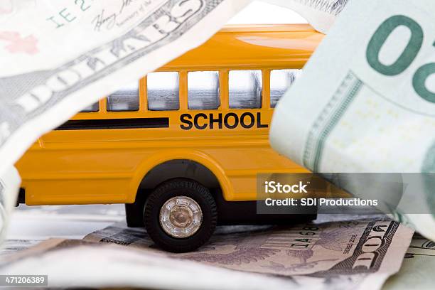 Schulbus Umgeben Von Geld Stockfoto und mehr Bilder von Amerikanische Währung - Amerikanische Währung, Bildschärfe, Bildung