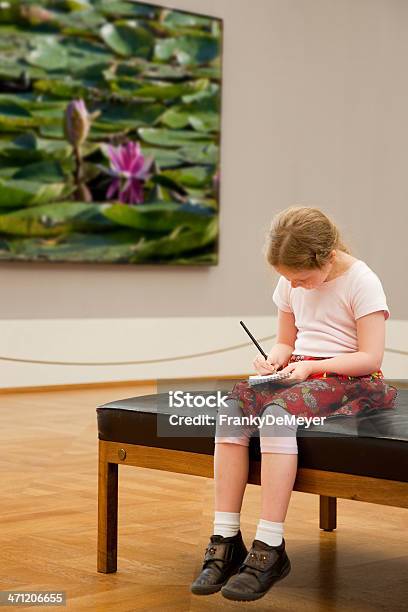 Chica En El Museo Foto de stock y más banco de imágenes de Museo de arte - Museo de arte, Niño, Museo