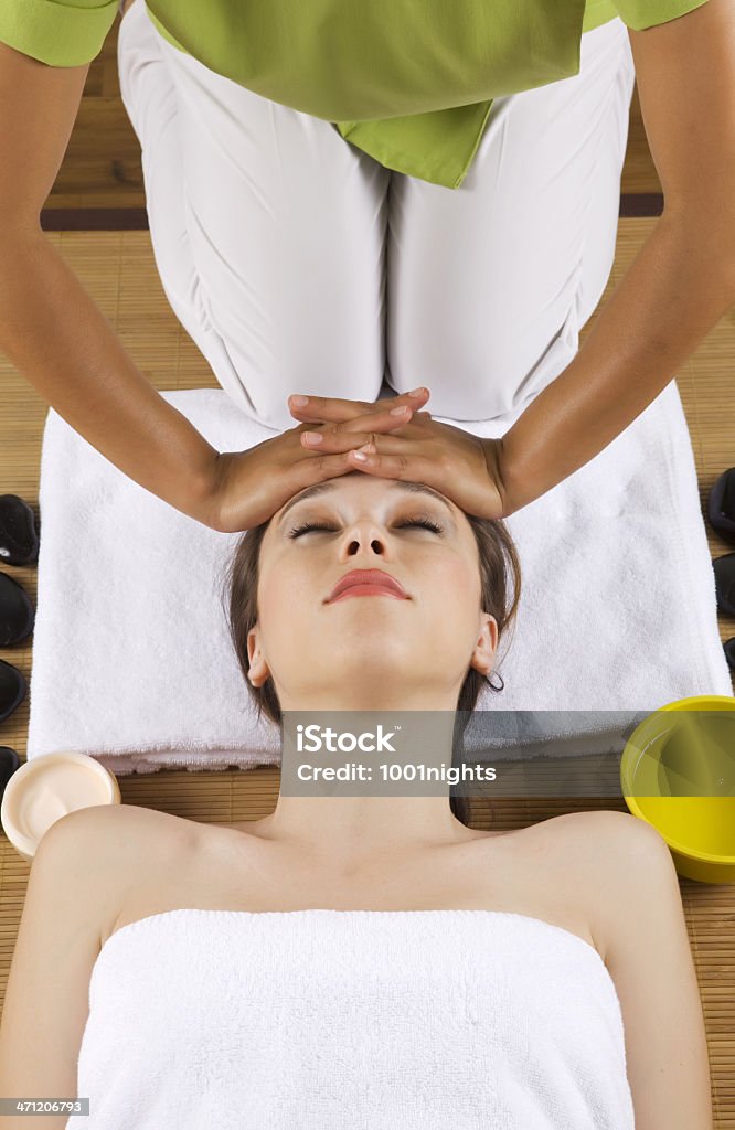 Massaggio alla testa - Foto stock royalty-free di Accudire