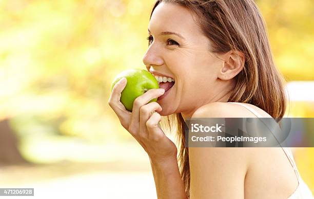 Es Ist Mehr Als Nur Ein Apple Stockfoto und mehr Bilder von Essen - Mund benutzen - Essen - Mund benutzen, Apfel, Frauen
