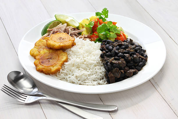 culinária cubana, arroz con frijoles negros - bush bean - fotografias e filmes do acervo