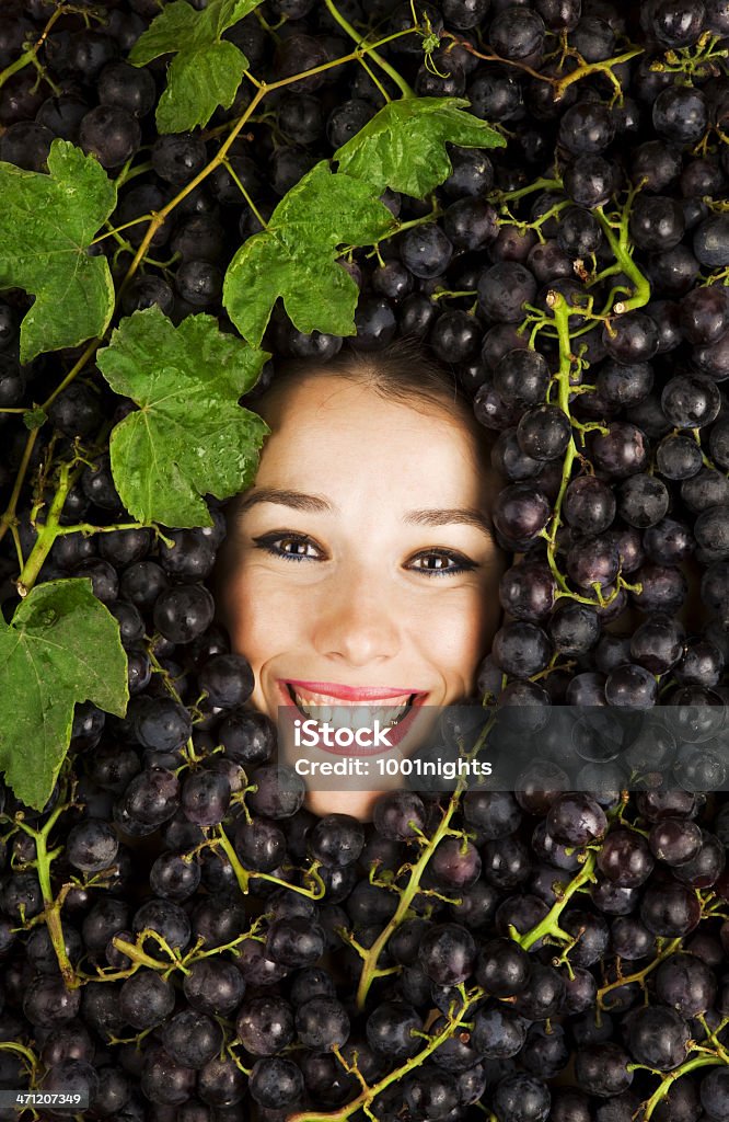 Ragazza uva - Foto stock royalty-free di Adolescente