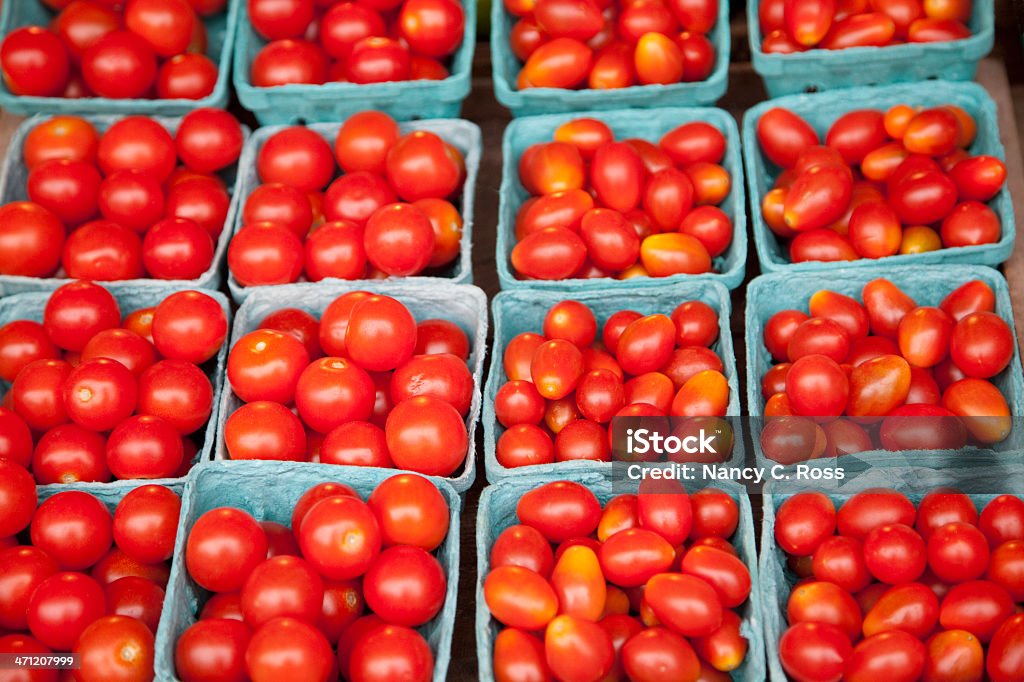 Cestas de Vivid rojo tomates Cherry y orgánicos - Foto de stock de Aire libre libre de derechos