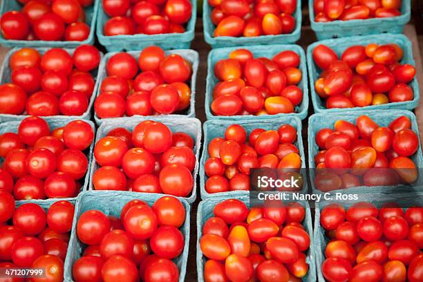 Foto de Cestas De Vermelho Vivo Orgânico Tomate Cereja e mais fotos de stock de Alimentação Saudável - Alimentação Saudável, Antioxidante, Barraca de Mercado