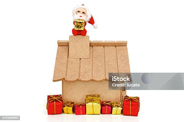 Santa Claus Sosteniendo Un Regalo En El Último Piso Foto de stock y más banco de imágenes de Adorno de navidad