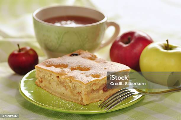 Apple Und Kuchen Auf Grüner Teller Stockfoto und mehr Bilder von Apfel - Apfel, Apfelkuchen, Backen