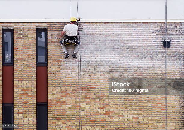 Männer Stellt Das Haus Stockfoto und mehr Bilder von Anstreicher - Anstreicher, Außenaufnahme von Gebäuden, Bauen