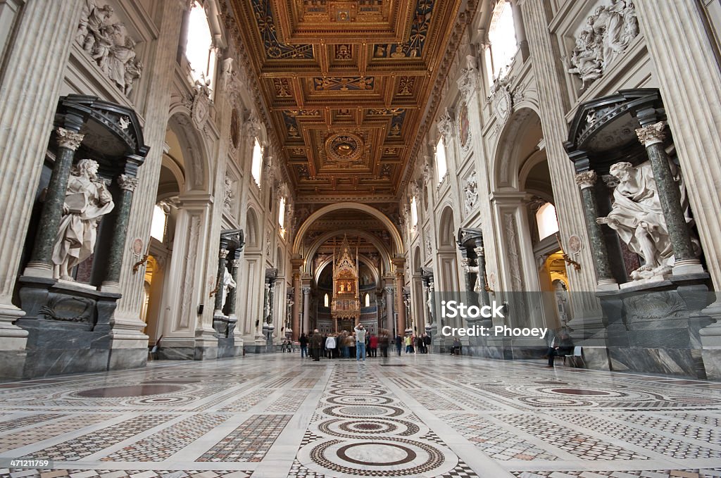 Dentro da Basílica de Latrão St. John - Foto de stock de Basílica royalty-free