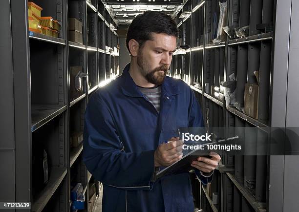 Photo libre de droit de Homme Tenant Le Pressepapier En Entrepôt Industriel banque d'images et plus d'images libres de droit de Adulte