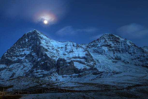 эйгер и moench горных вершин на ночь, швейцария - north face eiger mountain стоковые фото и изображения