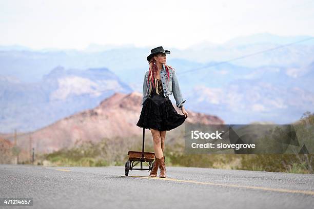 Estrada De Rapariga - Fotografias de stock e mais imagens de Adulto - Adulto, Alfalto, Arte, Cultura e Espetáculo