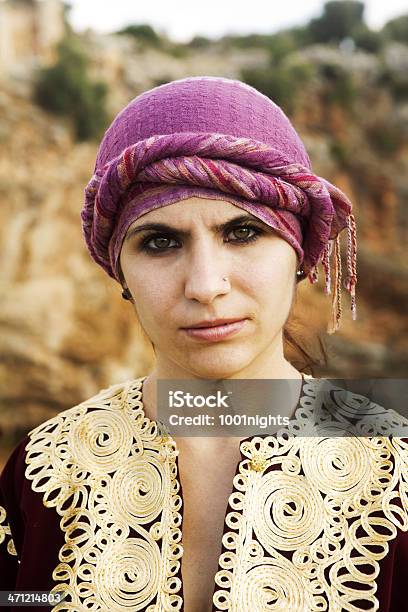 Foto de Mulher Com Roupa Tradicional e mais fotos de stock de Iraque - Iraque, Islã, 20-24 Anos