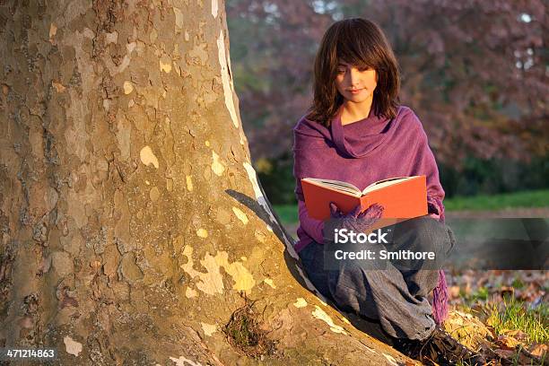 若い女性の読書で自然 - カジュアルウェアのストックフォトや画像を多数ご用意 - カジュアルウェア, 女性, 屋外