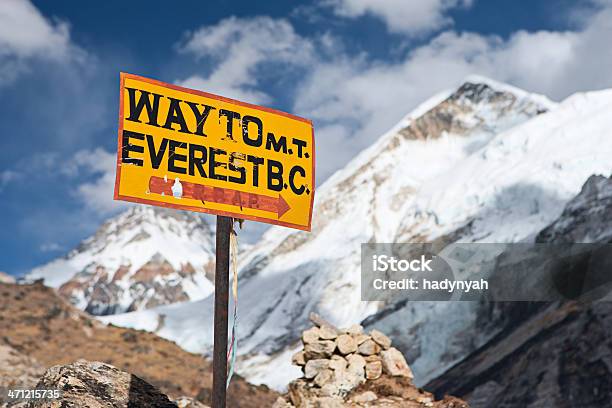 Forma De Everest Campamento Base Foto de stock y más banco de imágenes de Aire libre - Aire libre, Aislado, Amarillo - Color