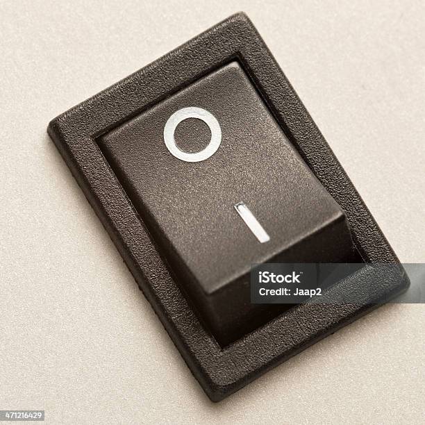 접사를 Closeup Of 전원 스위치를 버튼을 컴퓨터 뒷면 켰다 끄기에 대한 스톡 사진 및 기타 이미지 - 켰다 끄기, 누름 버튼, 스위치