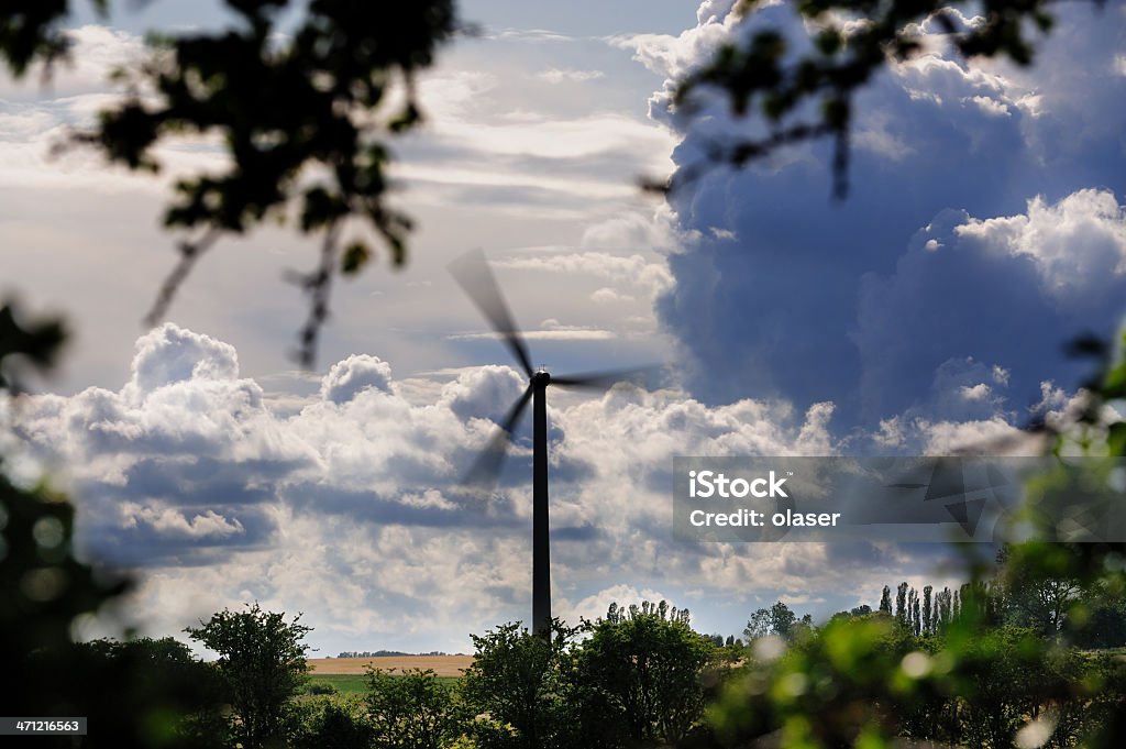 Molino de viento de rotación en campos - Foto de stock de Aerogenerador libre de derechos