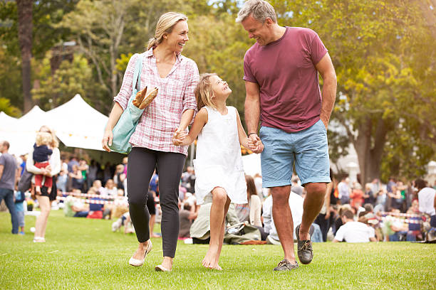 famille détente à l'extérieur en été événement - kermesse photos et images de collection