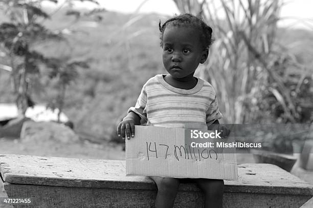 Criança Africana Com Orphan E Estatística - Fotografias de stock e mais imagens de Criança - Criança, Orfanato, 12-15 Meses