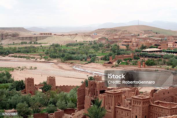 Photo libre de droit de Ancien Et Nouveau Aït Ben Haddou banque d'images et plus d'images libres de droit de A l'abandon - A l'abandon, Adobe, Afrique