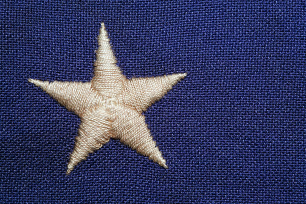 Detalhe bordado da bandeira de estrelas sobre um Fundo azul - foto de acervo