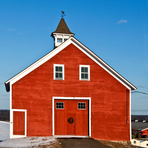 istock Red Dairy Barn with Wreath on Door 471223449