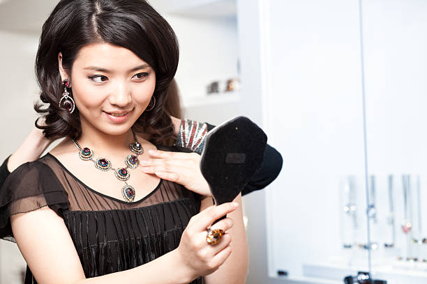 jewelry 쇼핑 - shopping jewelry chinese ethnicity asian ethnicity 뉴스 사진 이미지