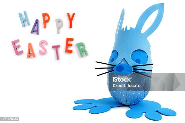 Happy Easter Text И Синий Кролик — стоковые фотографии и другие картинки Без людей - Без людей, Белый фон, Время года