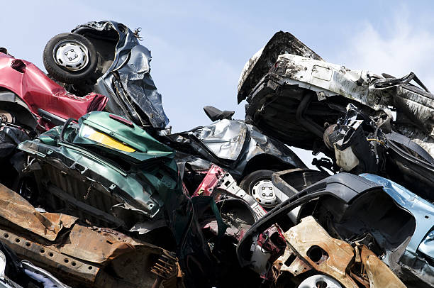 recyclage des voitures - casse automobile photos et images de collection