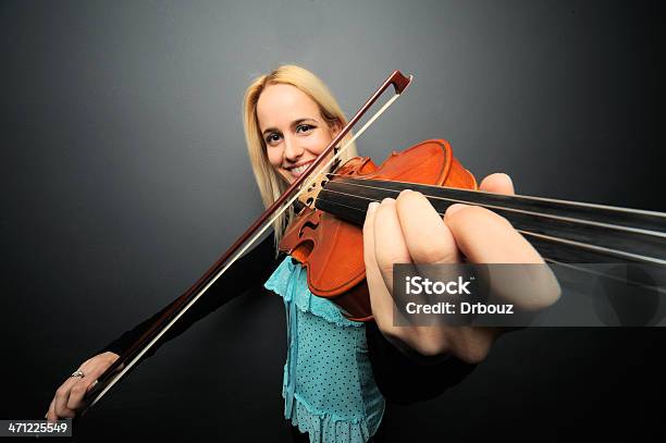 Violist - Fotografias de stock e mais imagens de Brincar - Brincar, Violino, 20-29 Anos