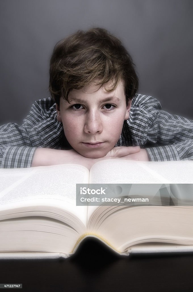Felice ragazzo, grande libro, messa a fuoco differenziale - Foto stock royalty-free di Adolescente