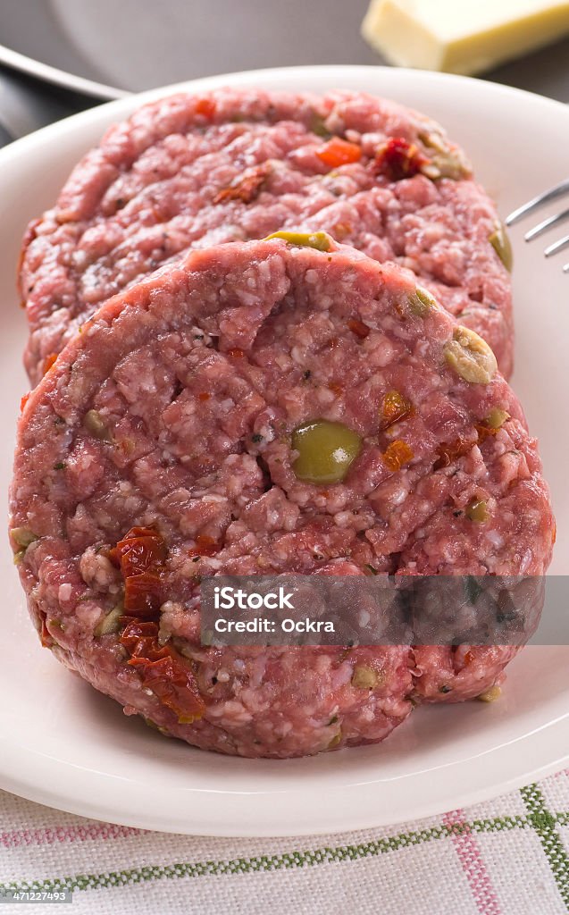 Hamburger carne cruda - Foto stock royalty-free di Burro
